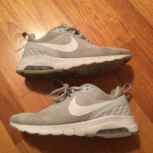 Nike Women's Air Max Motion LW (size 7.5)